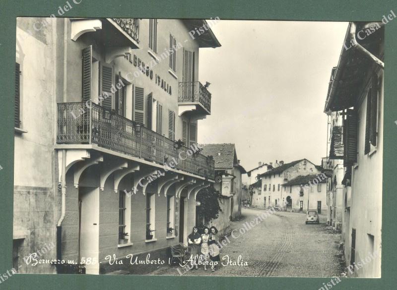Piemonte. BERNEZZO, Cuneo. Via Umberto e albergo Italia. Cartolina d'epoca viaggiata nel 1960.