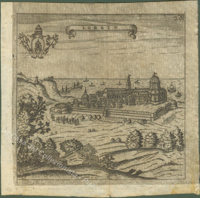 LORETO. Loreto. Veduta generale a volo d'uccello; sullo sfondo il mare con alcune navi.